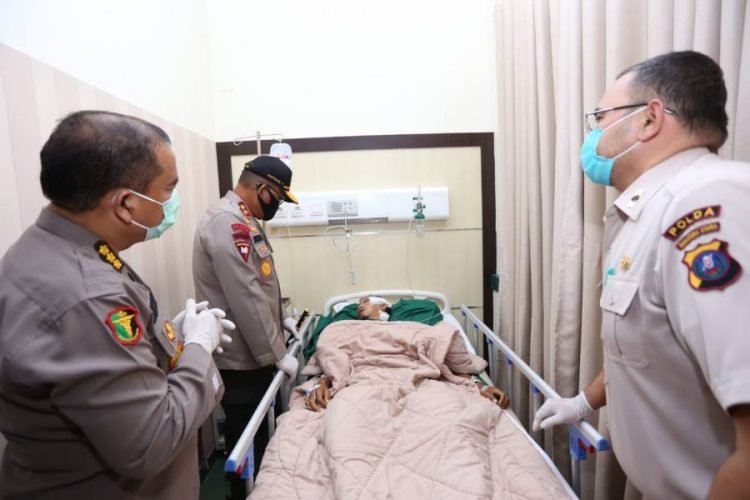 Kapolda Sumut Irjen Pol. Drs. Martuani Sormin didampingi Karumkit Bhayangkara TK II Medan menjenguk dua personel Mapolda Sumut yang menjadi korban penganiayaan yang terjadi pada Minggu dini hari 19 Juli 2020 kemarin.(foto: istimewa)