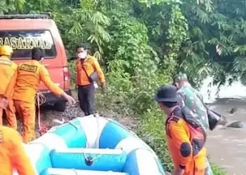 Tim SAR melakukan pencarian korban hanyut belum ditemukan, Santa Situmorang (24), warga Kecamatan Lima Puluh, Kabupaten Batubara. (istimewa