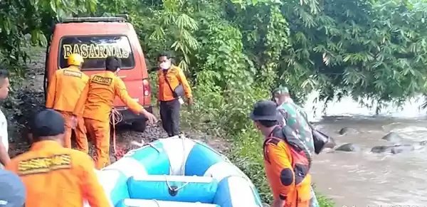 Tim SAR melakukan pencarian korban hanyut belum ditemukan, Santa Situmorang (24), warga Kecamatan Lima Puluh, Kabupaten Batubara. (istimewa