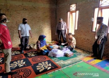 Korban gantung diri ketika saat diperiksa petugas kepolisian, Kamis 30/07. (foto: istimewa)