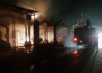 Petugas Pemadam Kebakaran memadamkan kobaran api yang melalap kediaman putra Ketua Pemekaran Sergai.(foto: MMerdeka)