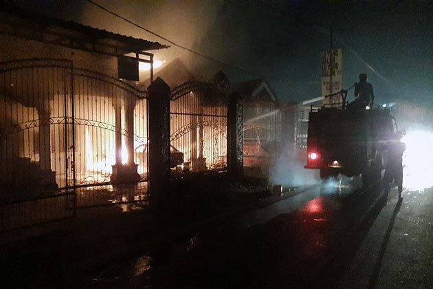 Petugas Pemadam Kebakaran memadamkan kobaran api yang melalap kediaman putra Ketua Pemekaran Sergai.(foto: MMerdeka)