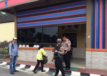 Personel Polres Labuhanbatu memeriksa identitas dan barang bawaan pengunjung di Mapolres Labuhanbatu.(foto: istimewa)