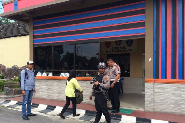 Personel Polres Labuhanbatu memeriksa identitas dan barang bawaan pengunjung di Mapolres Labuhanbatu.(foto: istimewa)