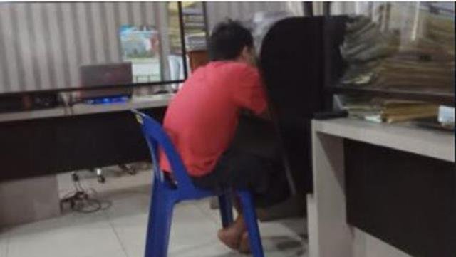 Anggota DPRD Labusel dari fraksi PDIP berinisial IF yang ditangkap usai buron 25 hari.