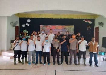 Manajemen KSDUN dan jajaran Polsek Dolok Masihul foto bersama di sela-sela pelaksanaan penyuluhan hukum.(foto: Agus Nst)