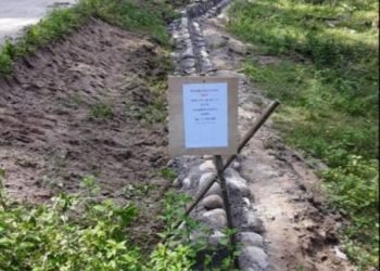 Entah sepele atau tidak mau tahu, papan proyek tembok penahan tanah ini hanya ditulis di secarik kertas. Ada apa? Apa ada? (foto: perjuanganonline/agus nasution)