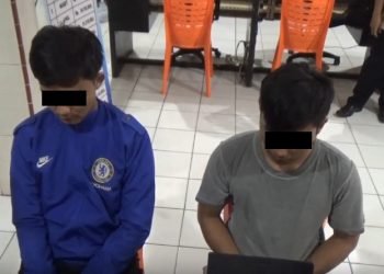 Kedua tersangka saat menjalani pemeriksaan di Mapolrestabes Medan.
