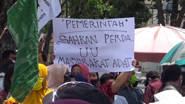 Ratusan masyarakat adat yang tergabung dalam AMAN Sumut menggelar unjuk rasa di depan Kantor Gubernur Sumut, Senin (7/9/2020).