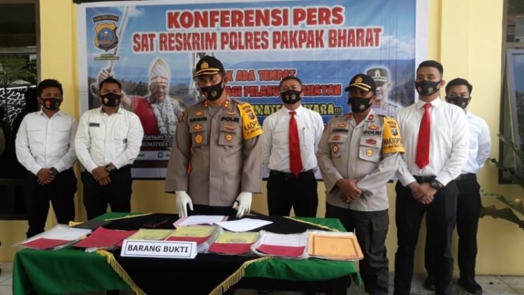Kapolres Pakpak Bharat, AKBP Alamsyah P Hasibuan, SIK.MH saat memimpin konferensi pers.