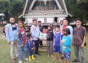 Dwi Ngai Sinaga SH MH, Direktur LBH IPK Sumut sekaligus tim LBH PPTSB se-Dunia didampinggi Benri Pakpahan SH menyerahkan bantuan sembako kepada 7 anak almarhum Rianto Simbolon. (Foto: istimewa)