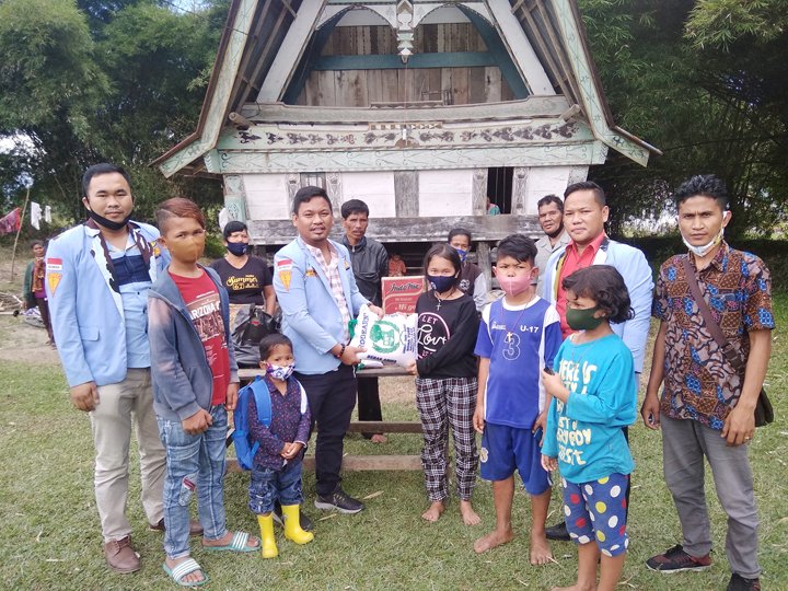 Dwi Ngai Sinaga SH MH, Direktur LBH IPK Sumut sekaligus tim LBH PPTSB se-Dunia didampinggi Benri Pakpahan SH menyerahkan bantuan sembako kepada 7 anak almarhum Rianto Simbolon. (Foto: istimewa)