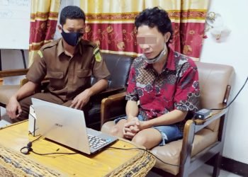 Terdakwa Gulo (kanan) disidangkan dari sel tahanan Polres Pematangsiantar.