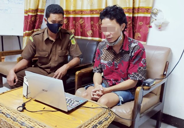 Terdakwa Gulo (kanan) disidangkan dari sel tahanan Polres Pematangsiantar.