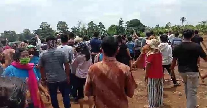 Kericuhan antara ratusan warga Desa Ujung Serdang, Deli Serdang, Sumatera Utara yang menolak lokasi makam korban Covid-19.