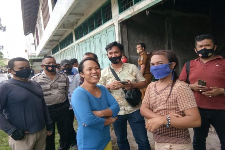 Warga menyaksikan temuan mayat seorang laki-laki di Kota Binjai.