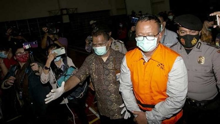 Menteri Kelautan dan Perikanan Edhy Prabowo,  mengenakan baju tahanan seusai diperiksa di Gedung KPK, Jakarta, Rabu (25/11/2020). KPK menetapkan Edhy Prabowo sebagai tersangka setelah ditangkap di Bandara Soekarno Hatta terkait dugaan korupsi penetapan izin ekspor benih lobster. SP/Joanito De Saojoao.