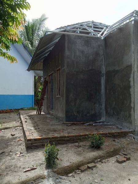 Tampak bangunan mushola SDN yang diberi nama Al-Ikhlas masih dalam pembangunan.(foto: Agus Nst)