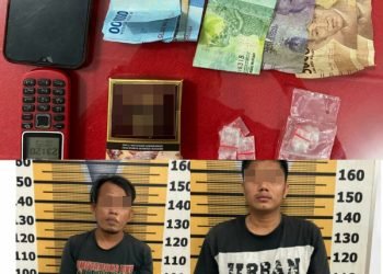 Kedua tersangka diamankan bersama barang bukti. (foto: arwin silangit)