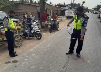 Unit Laka Lantas Polresta Deli Serdang saat melakukan olah TKP kecelakaan melibatkan dua kendaraan.(foto: istimewa)