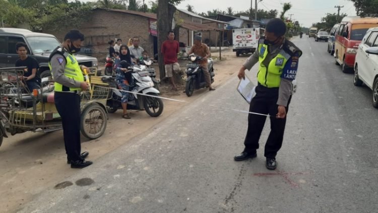Unit Laka Lantas Polresta Deli Serdang saat melakukan olah TKP kecelakaan melibatkan dua kendaraan.(foto: istimewa)