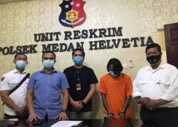 Maling (2 dari kanan) berhasil diamankan personel Polsek Helvetia. (foto: istimewa)
