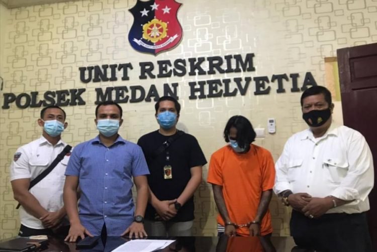 Maling (2 dari kanan) berhasil diamankan personel Polsek Helvetia. (foto: istimewa)