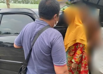 Tersangka ED saat hendak dibawa ke Rutan Tanjung Pura, Langkat, oleh petugas Kejaksaan Negeri Langkat.(foto: antara)