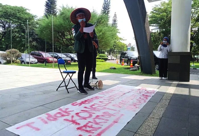 Demo tunggal salah seorang mahasiswa.