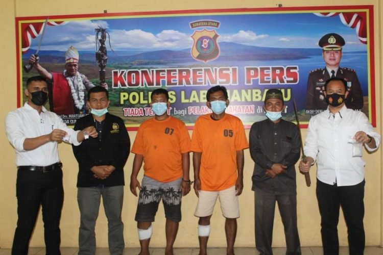 Dua tersangka narkoba sindikat Man Batak terpaksa dilumpuhkan dengan timah panas setelah mencoba melawan saat diamankan Petugas Satuan Reskrim Narkoba Polres Labuhanbatu.(foto: istimewa)