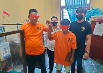 Kedua tersangka berinisial R dan AK.(foto: istimewa)