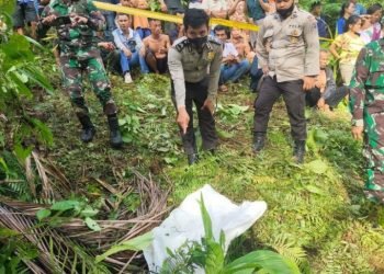 Petugas melakukan olah tempat kejadian perkara (TKP) temuan jenazah bocah perempuan berinisial PDL yang berusia 7 tahun yang dibungkus karung plastik di Kecamatan Lahusa, Kabupaten Nias Selatan, Sumatera Utara pada Selasa.(foto: istimewa)