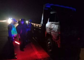 Truk trado colt disel plat BK 8087 TL terbakar di ruas Jalan Tol Medan-Tebing Tinggi, Km 74-200 Jalur Ambon Desa Cempedak Lobang, Kecamatan Sei Rampah Kabupaten Sergai, Sumut, Senin (15/2/2021) malam.(foto: istimewa)