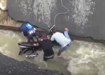 Ilustrasi motor jatuh ke sungai.