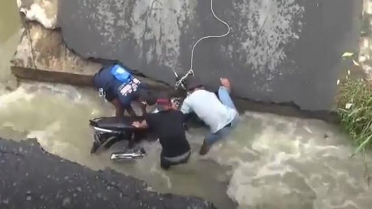 Ilustrasi motor jatuh ke sungai.