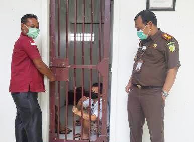 Kanit PPA Polres Toba Ipda Idris Simangunsong besama Kasi Intel Kejari Toba Gilbeth Sitindaon SH saat serah terima pelimpahan keempat tesangka kasus perkara percabulan anak di bawah umur.(foto: istimewa)