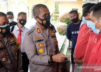 Kapolres Tanjungbalai, AKBP Putu Yudha Prawira didampingi Wakapolres Kompol H Jumanto menginterogasi tiga tersangka penculik anak dibawah umur.(foto: antara)