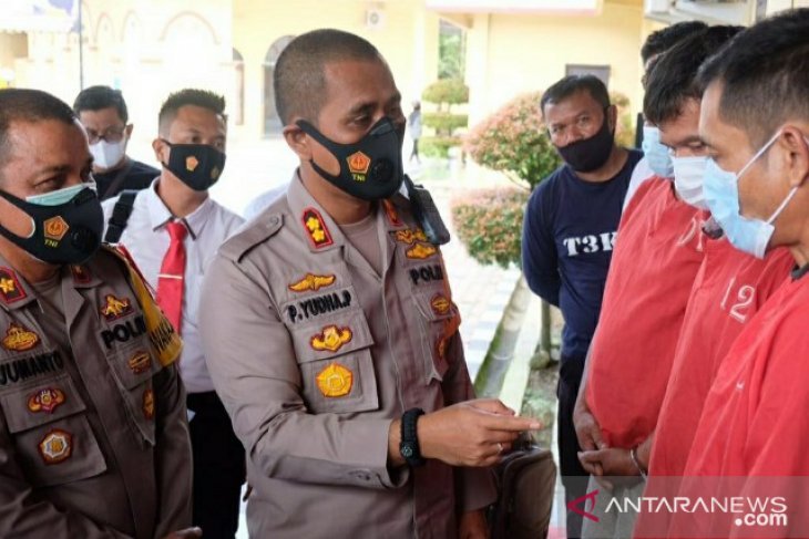 Kapolres Tanjungbalai, AKBP Putu Yudha Prawira didampingi Wakapolres Kompol H Jumanto menginterogasi tiga tersangka penculik anak dibawah umur.(foto: antara)