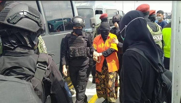 Terduga teroris Makassar tiba di Bandara Soetta.(foto: istimewa)