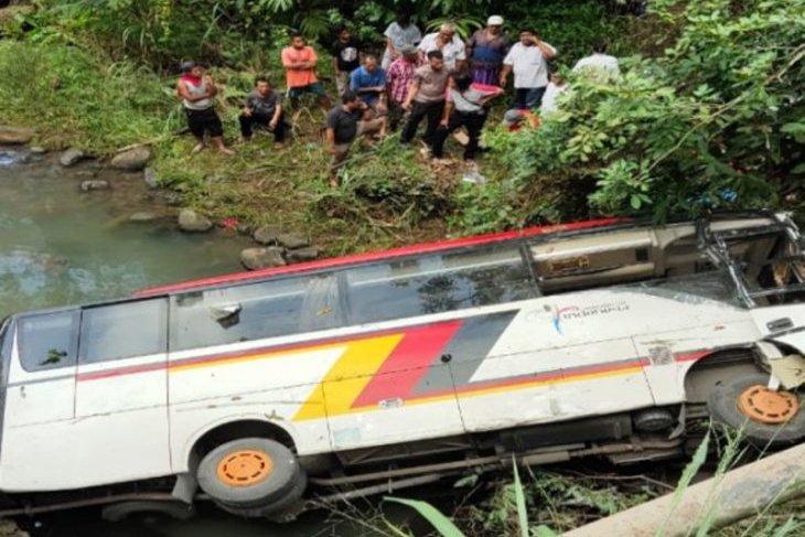 Bus rombongan dari Pemerintah Kabupaten Agam Provinsi Sumatera Barat mengalami kecelakaan tunggal di Desa Lumban Pasir Kabupaten Mandailing Natal Provinsi Sumatera Utara, Senin (8/2). (foto: istimewa)