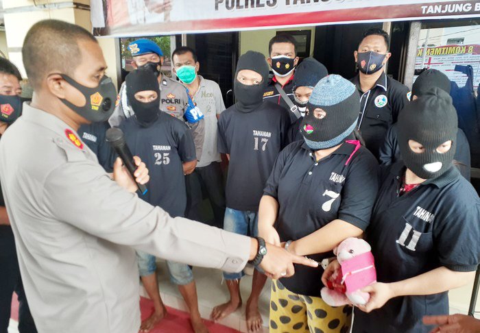 Sekeluarga di Tanjungbalai, Sumut, ditangkap atas kasus sabu. Salah satu barang bukti disimpan di boneka.(foto: istimewa)