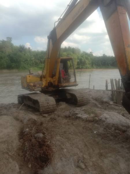 Alat berat beko di dalam sungai.(foto: agus nasution)