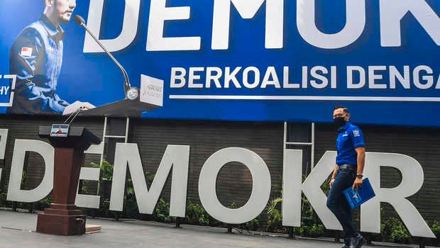 Ketua Umum DPP Partai Demokrat Agus Harimurti Yudhoyono (AHY) berjalan saat akan memberikan keterangan pers di kantor DPP Partai Demokrat , Jakarta, Senin (1/2/2021). AHY menyampaikan adanya upaya pengambilalihan kepemimpinan Partai Demokrat secara paksa, di mana gerakan itu melibatkan pejabat penting pemerintahan, yang secara fungsional berada di dalam lingkaran kekuasaan terdekat dengan Presiden Joko Widodo. ANTARA FOTO/Muhammad Adimaja/wsj.