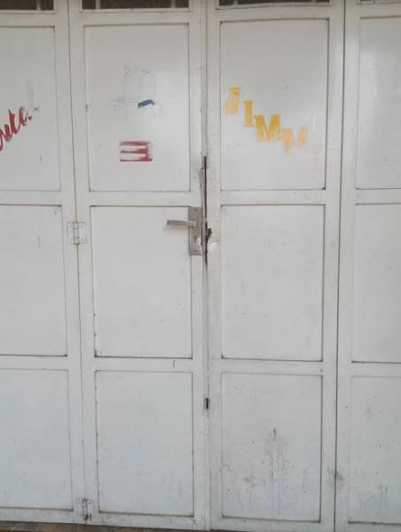 Tampak pintu depan rusak akibat dibobol paksa.(foto: istimewa)