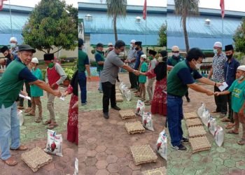 Acara syukuran yang dirangkai dengan pembagian sembako dan santunan kepada anak yatim. (foto: istimewa)