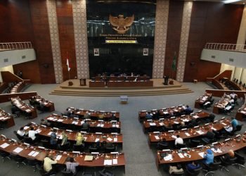 AMINOER RASYID/SUMUT POS
Sejumlah anggota Dewan Perwakilan Rakyat Sumatera Utara mengikuti Rapat Paripurna di Gedung dewan Jalan Imam Bonjol Medan, Jumat (15/2). Rapat Paripurna yang itu beragenda pengambilan keputusan terhadap Ranperda Inisiatif DPRD-SU tentang pedoman pembentukan dan pengelola BUMD Provonsi Sumatera Utara.