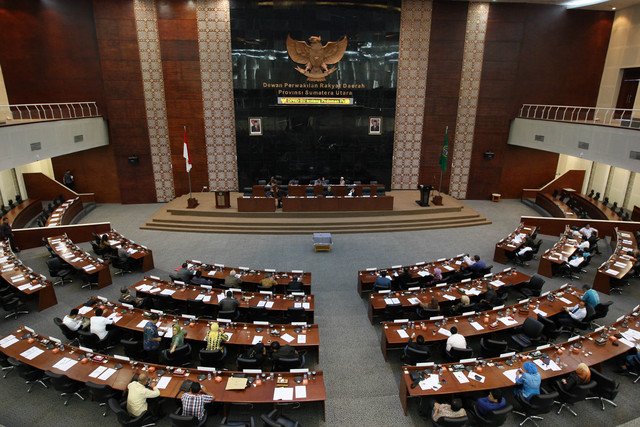 AMINOER RASYID/SUMUT POS
Sejumlah anggota Dewan Perwakilan Rakyat Sumatera Utara mengikuti Rapat Paripurna di Gedung dewan Jalan Imam Bonjol Medan, Jumat (15/2). Rapat Paripurna yang itu beragenda pengambilan keputusan terhadap Ranperda Inisiatif DPRD-SU tentang pedoman pembentukan dan pengelola BUMD Provonsi Sumatera Utara.
