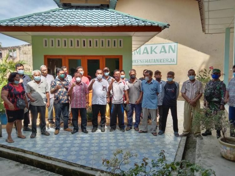 Manajemen PTPN III Silau Dunia foto bersama dengan masyarakat. (foto: istimewa)