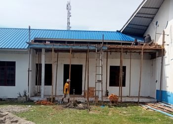 Tampak bangunan misterius yang sedang dikerjakan di areal kantor Kecamatan Galang. (foto: Agus Nst)
