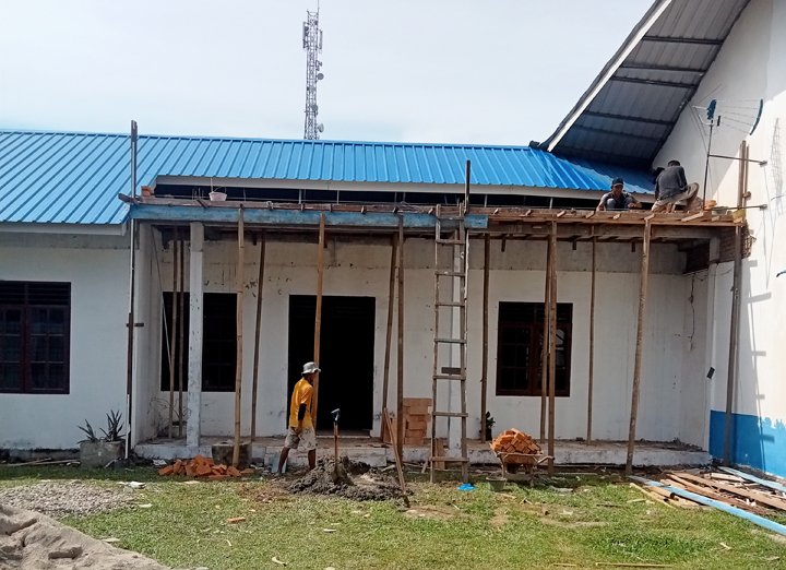 Tampak bangunan misterius yang sedang dikerjakan di areal kantor Kecamatan Galang. (foto: Agus Nst)